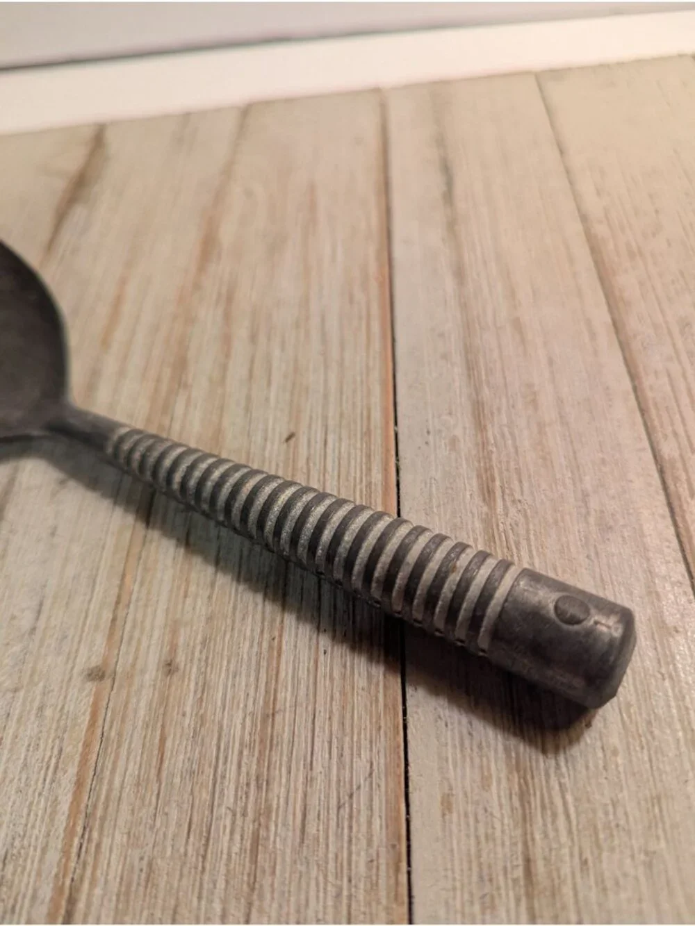 Unbranded features aluminum